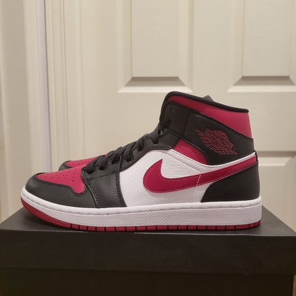 Air Jordan 1 Mid Bred Toe - Picture 5 of 8